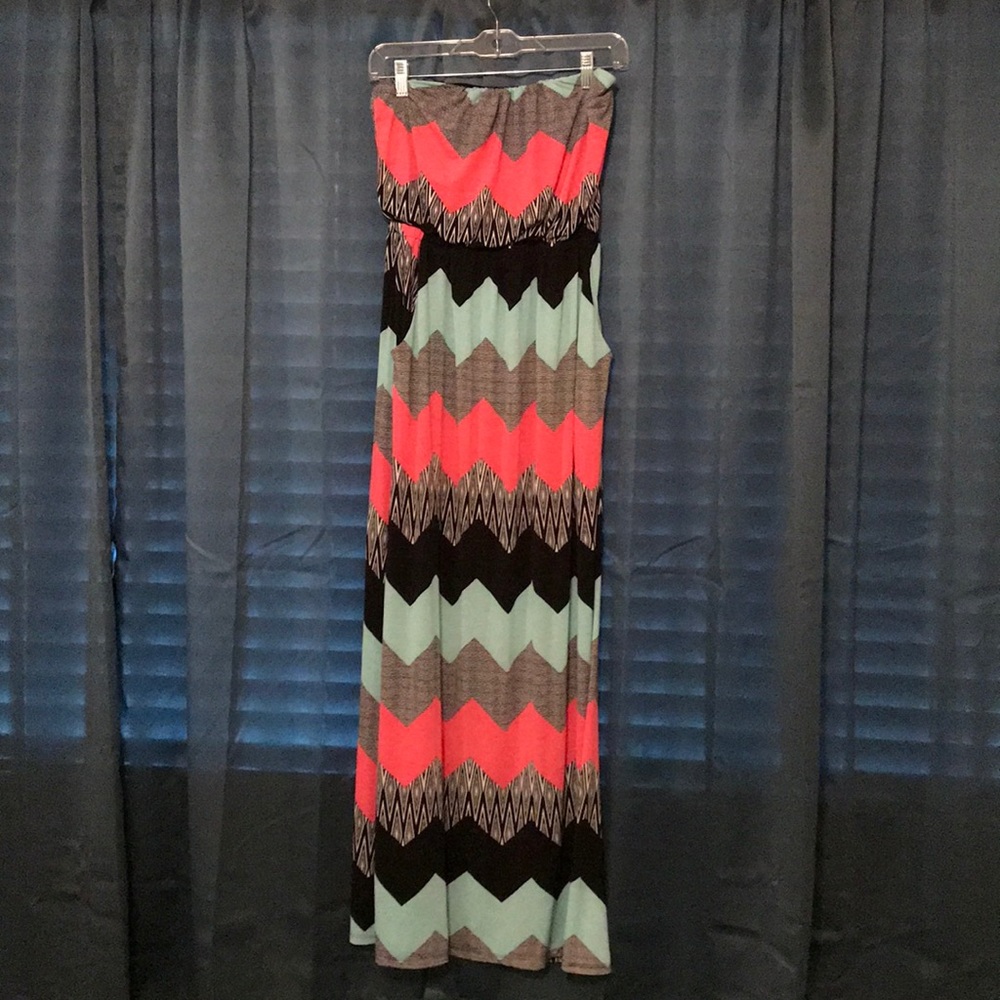Abstract strapless maxi dress with pockets